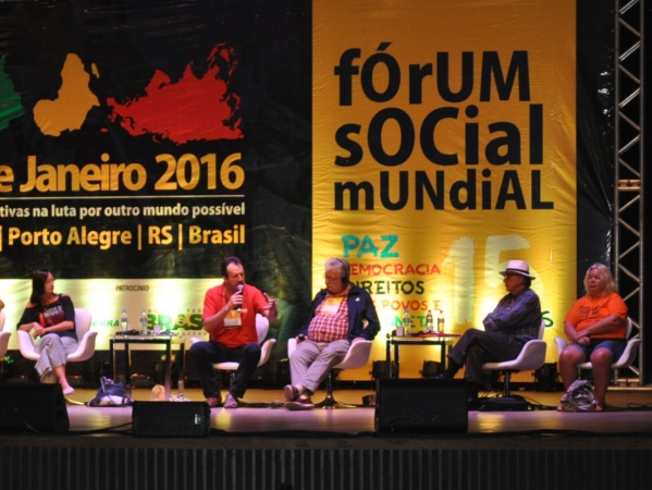 Claudir Nespolo (ao centro), presidente da CUT-RS, durante o encontro do Fórum Social Temático 2016, em Porto Alegre